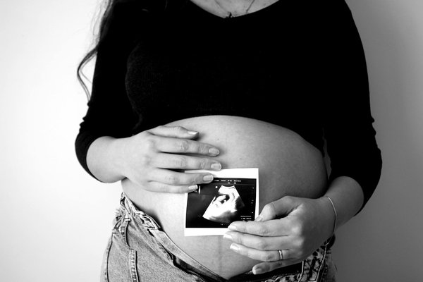 Quels conseils donner aux proches pour mieux soutenir un senior souffrant de maladies chroniques ?